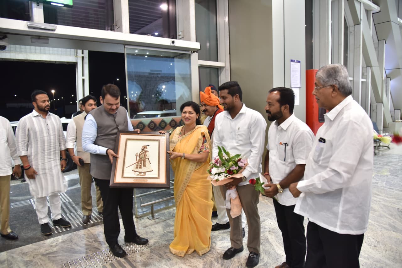 Chief Minister Devendra Fadnavis welcomed at Kolhapur airport